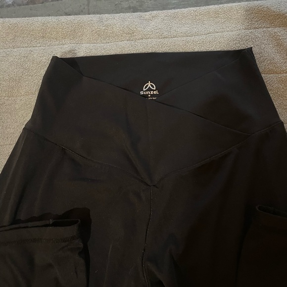 Black High-Waisted Crossover Leggings - Picture 6 of 6